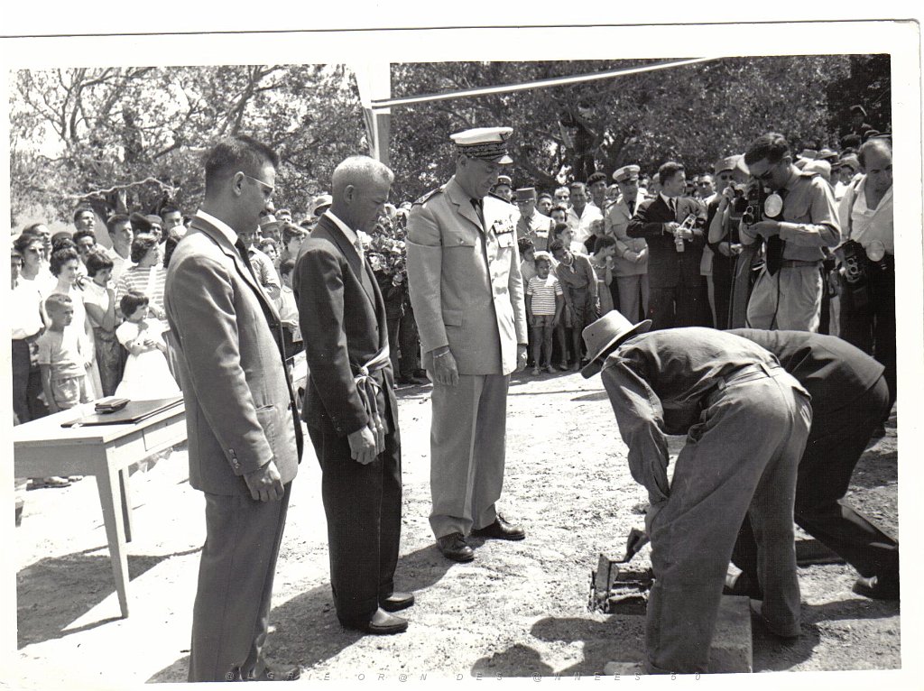 BOU SFER 06 JUILLET 1958 POSE DE LA PREMIERE PIERRE DU MONUMENT AUX MORTS 021.jpg